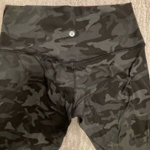 Lululemon Black Camo size 6 Leggings